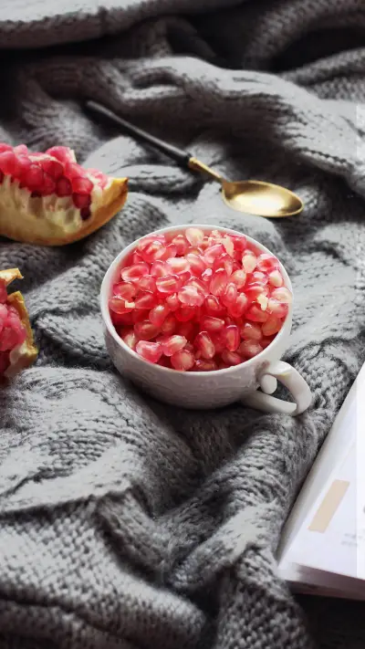 蕊珠如火的秋季果实